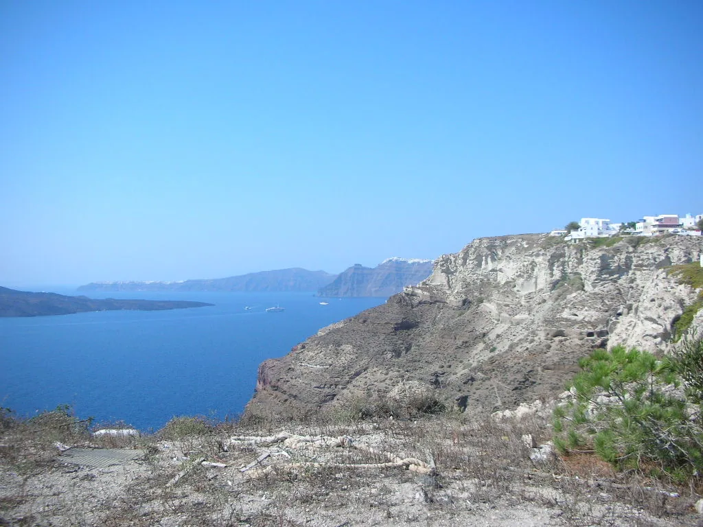 Blick über die vulkanische Caldera von Santorin mit Inseln und blauem Meer