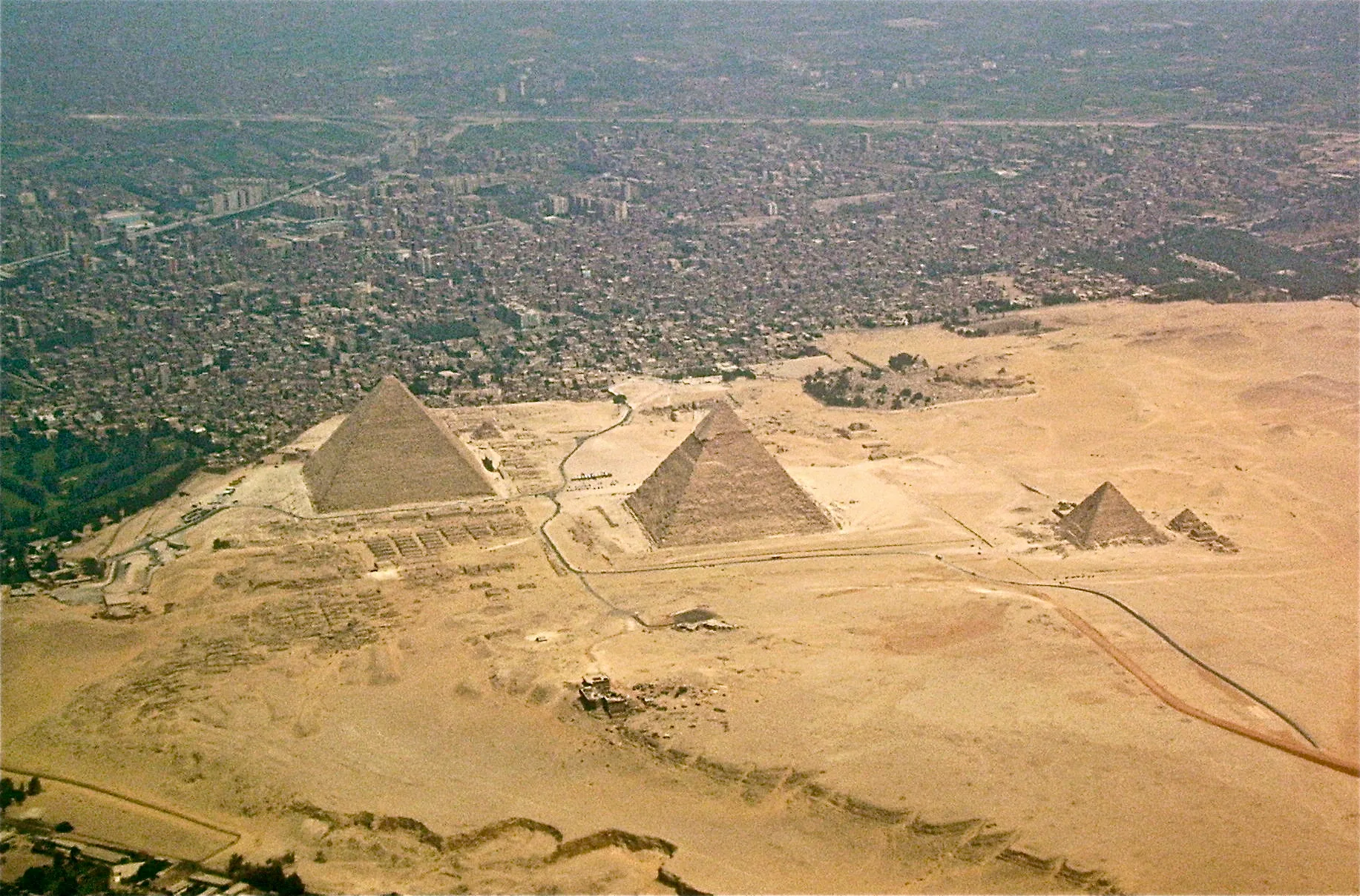 Die drei großen Pyramiden von Gizeh in der ägyptischen Wüstenlandschaft