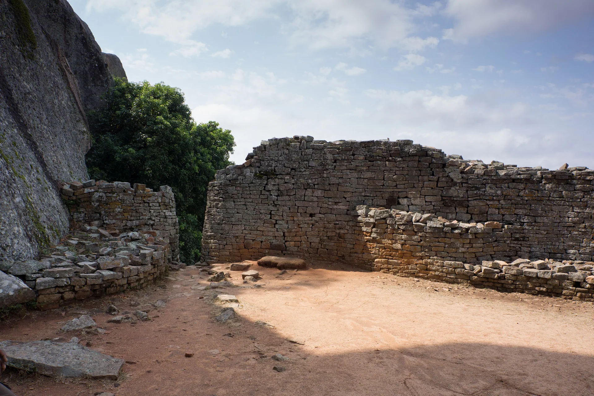 Geschwungene Trockensteinmauer der Great Enclosure von Great Zimbabwe