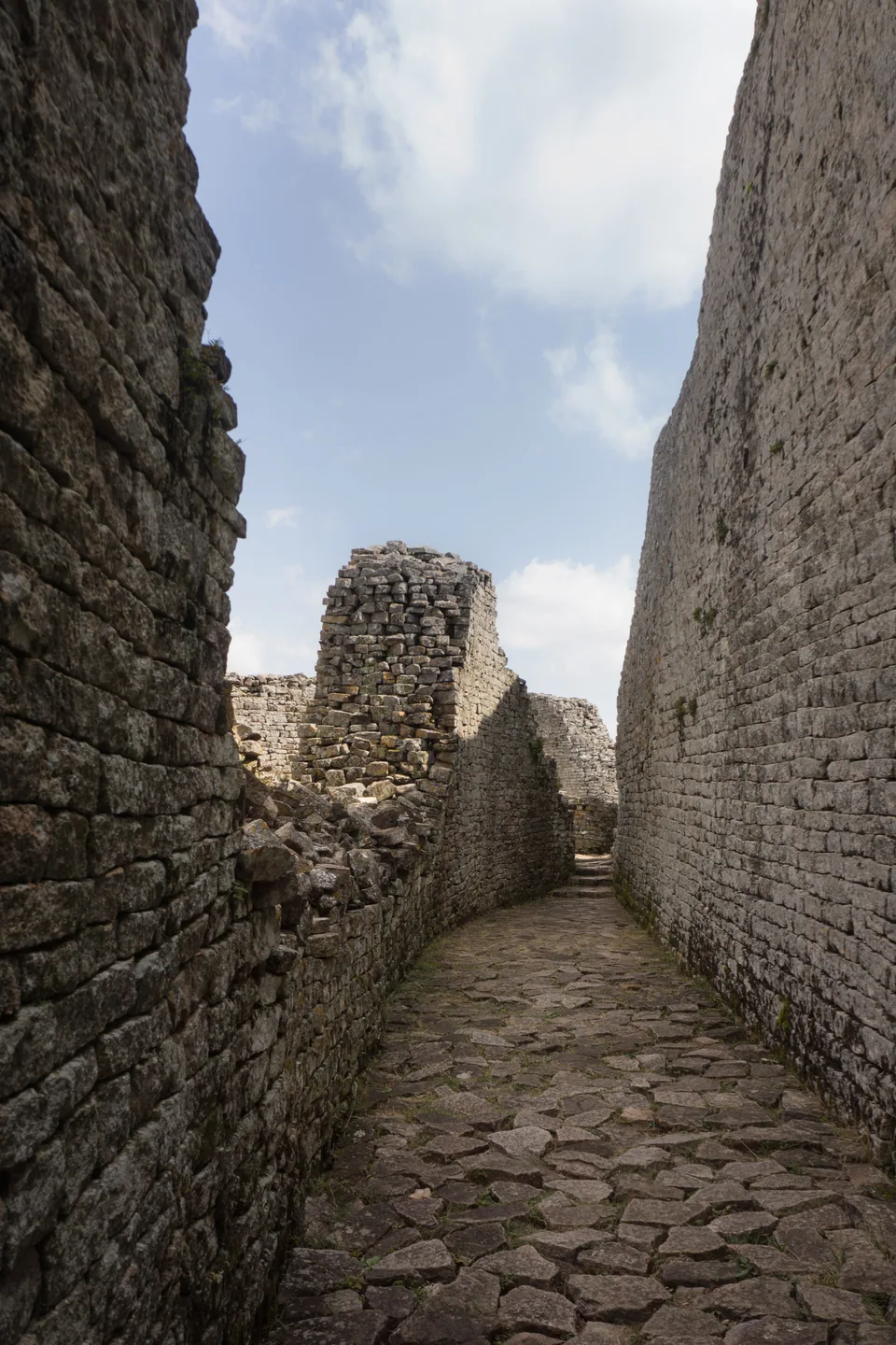 Hohe, eng geschwungene Granitmauern innerhalb von Great Zimbabwe