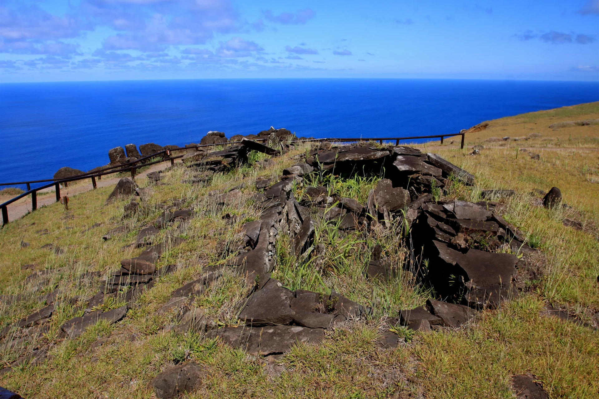 Niedrige steinerne Häuser der Zeremonialsiedlung Orongo auf Rapa Nui