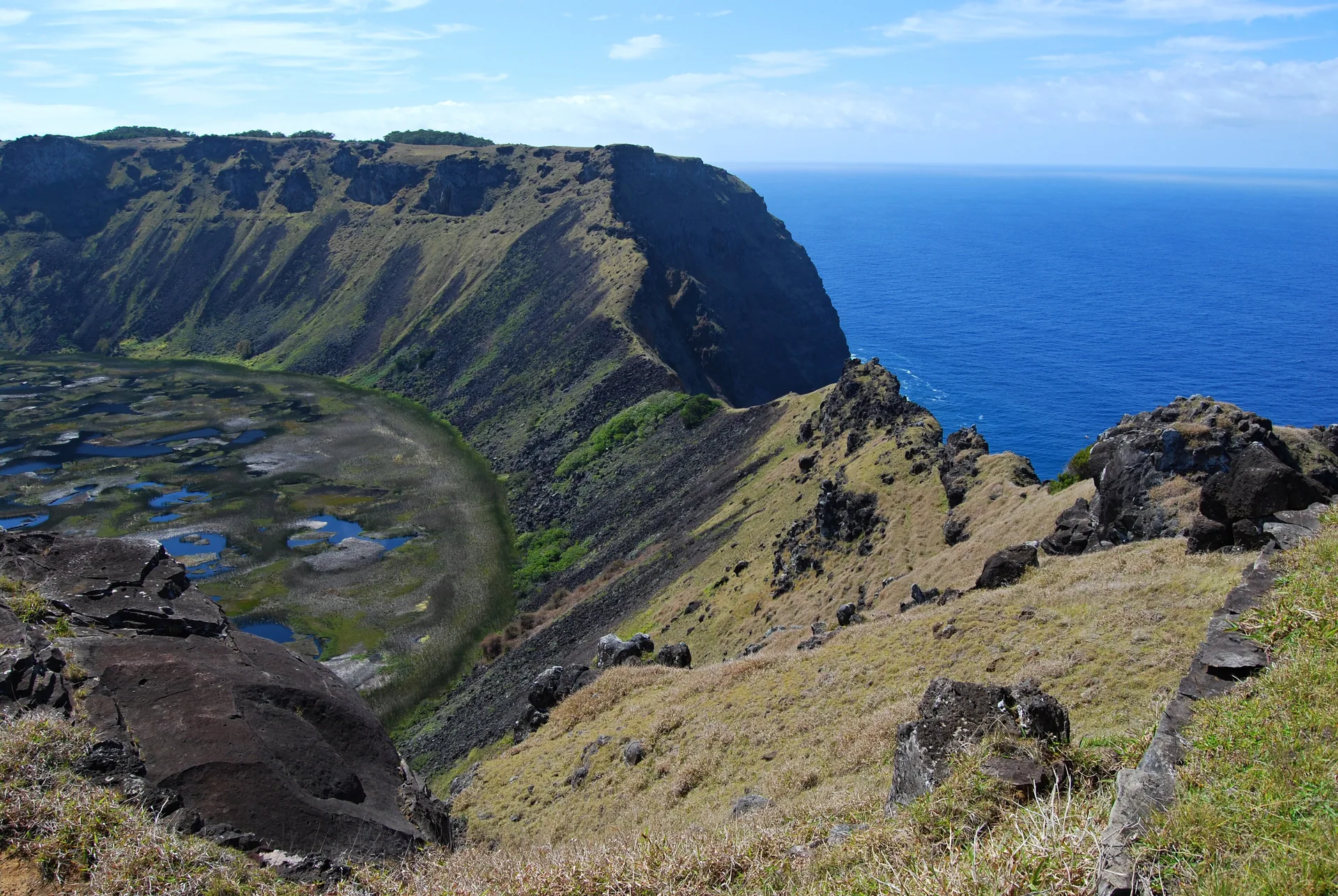 Blick über die Zeremonialsiedlung Orongo und den Kratersee des Rano Kau auf Rapa Nui
