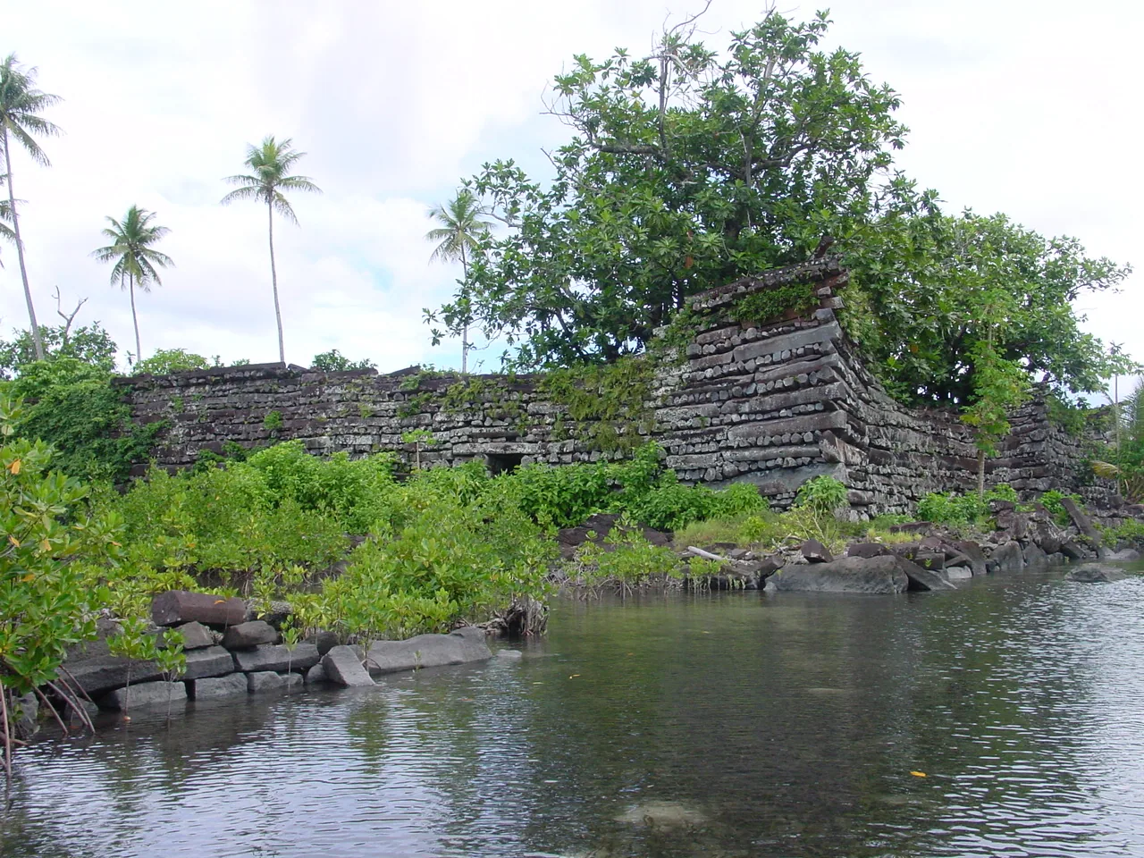 Basaltmauern von Nan Madol stehen unmittelbar an einem Wasserkanal