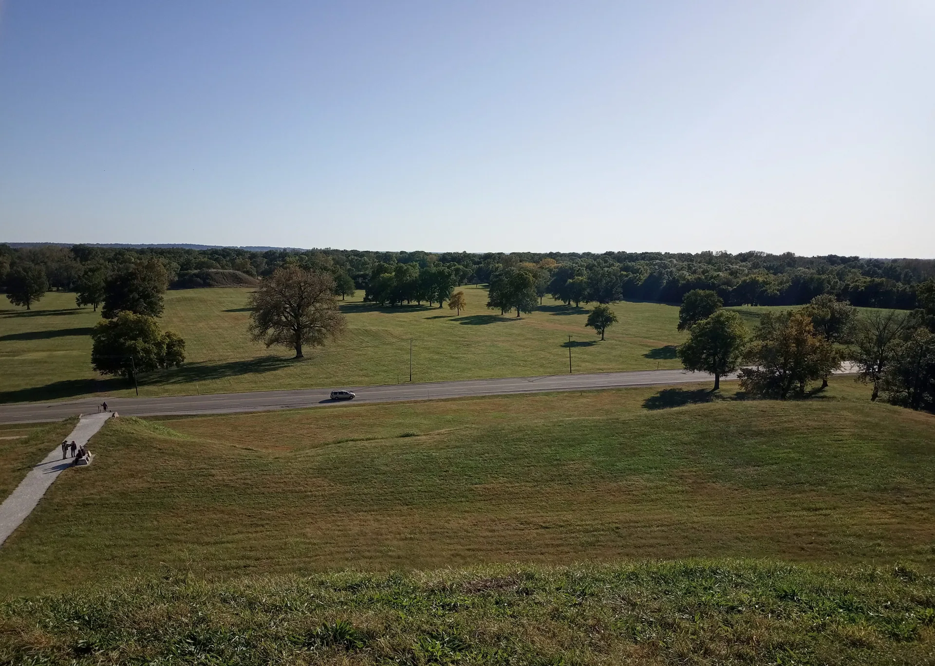 Weite Grasfläche und der große Erdhügel Monks Mound in Cahokia