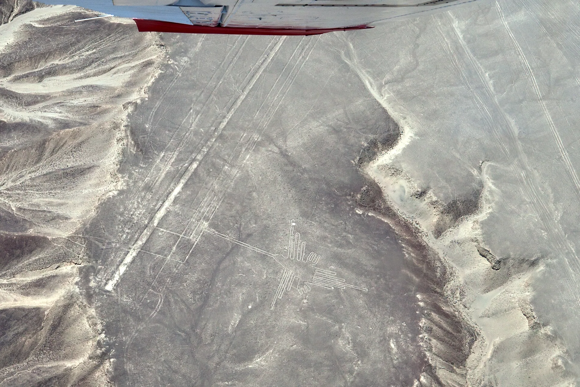 Luftaufnahme der kolibriförmigen Geoglyphe in der Nazca-Wüste