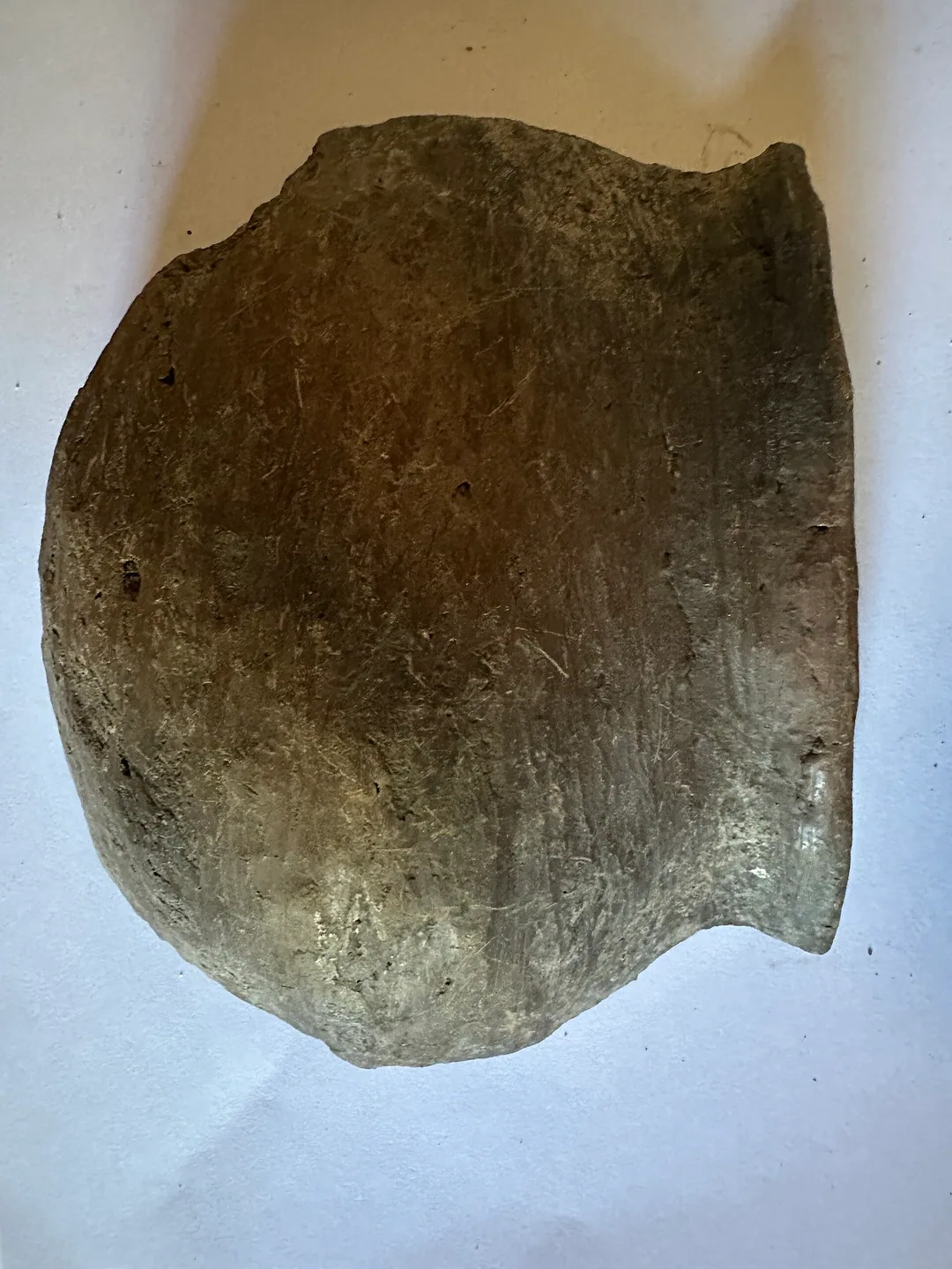 Mehrere archäologische Fundobjekte aus Gadabay auf neutralem Untergrund